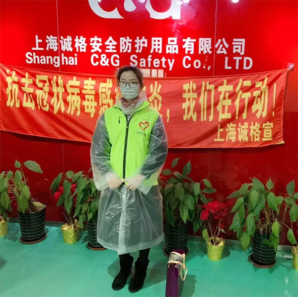 攜手戰(zhàn)“疫”，逆風(fēng)而上，上海志愿者助力抗疫防護(hù)服生產(chǎn)